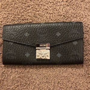 NWOT MCM Wallet -Missing Chain